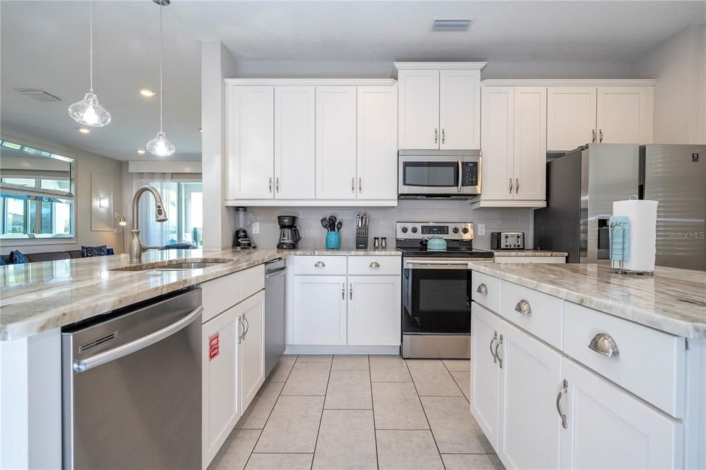 For Sale: $760,000 (6 beds, 6 baths, 3317 Square Feet)