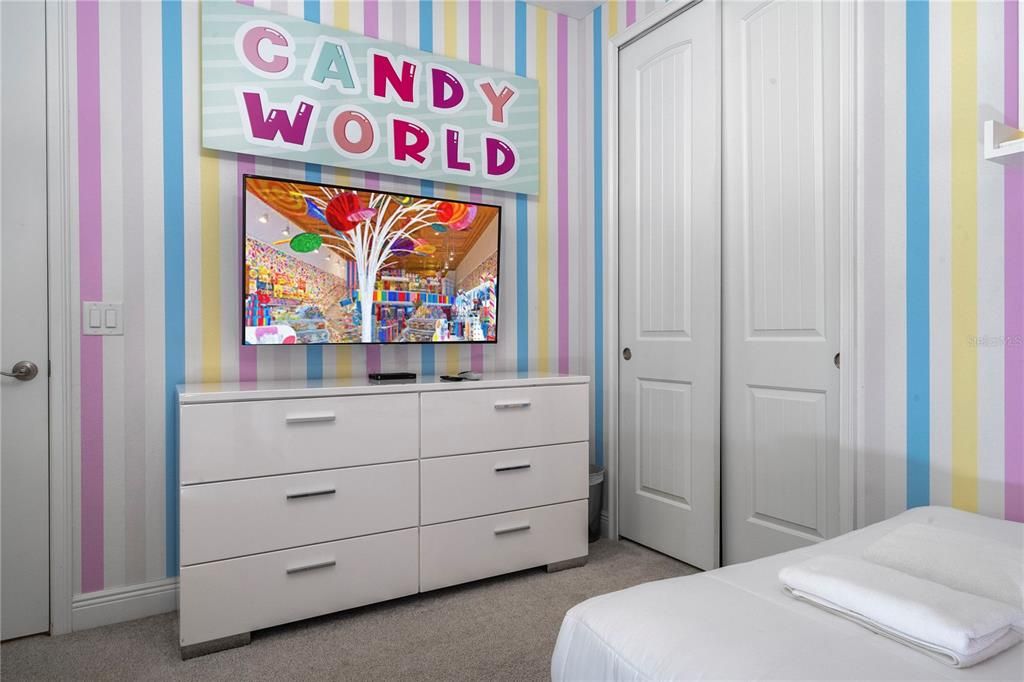 For Sale: $760,000 (6 beds, 6 baths, 3317 Square Feet)