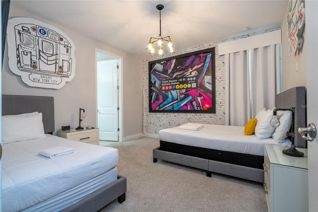 For Sale: $760,000 (6 beds, 6 baths, 3317 Square Feet)