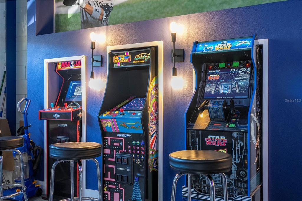 For Sale: $760,000 (6 beds, 6 baths, 3317 Square Feet)