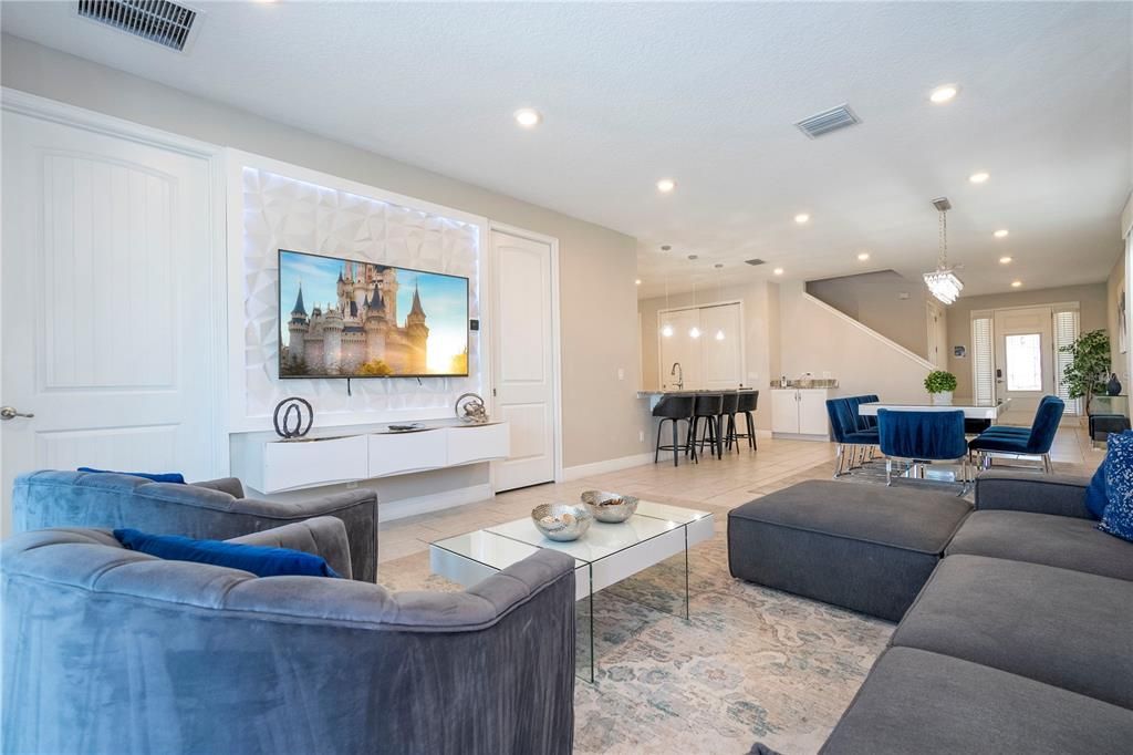 For Sale: $760,000 (6 beds, 6 baths, 3317 Square Feet)