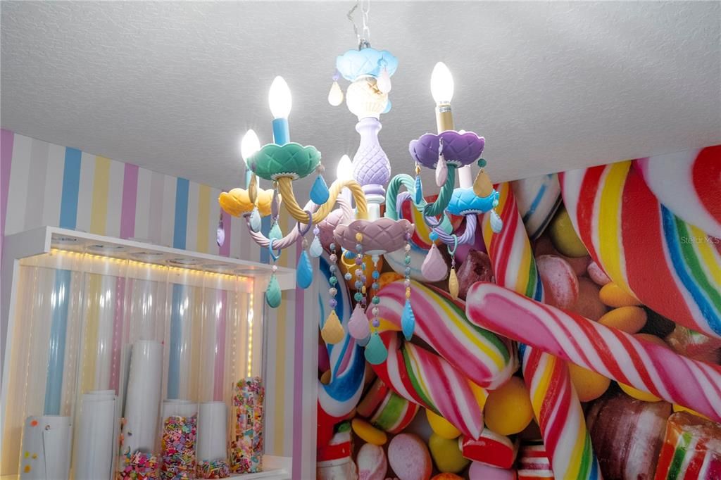 For Sale: $760,000 (6 beds, 6 baths, 3317 Square Feet)