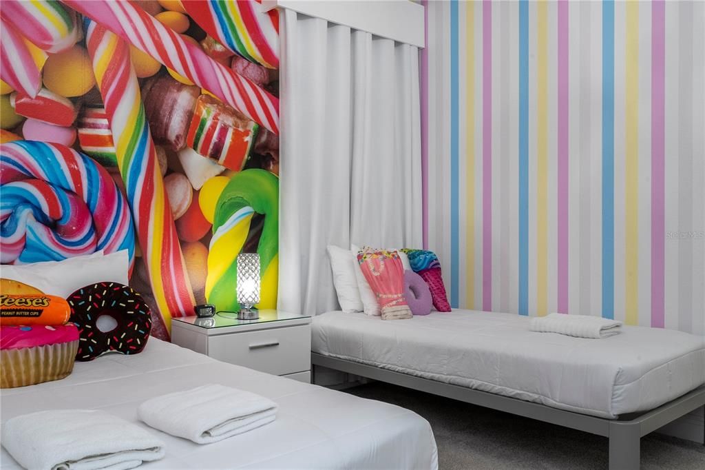 For Sale: $760,000 (6 beds, 6 baths, 3317 Square Feet)