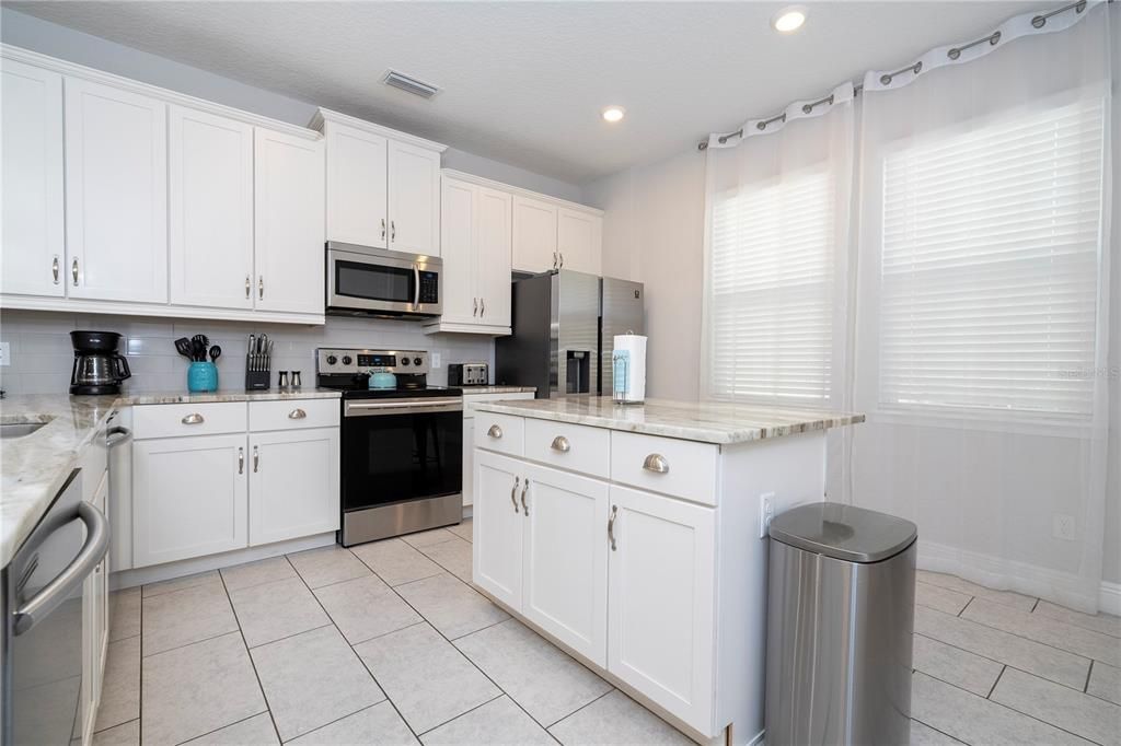 For Sale: $760,000 (6 beds, 6 baths, 3317 Square Feet)