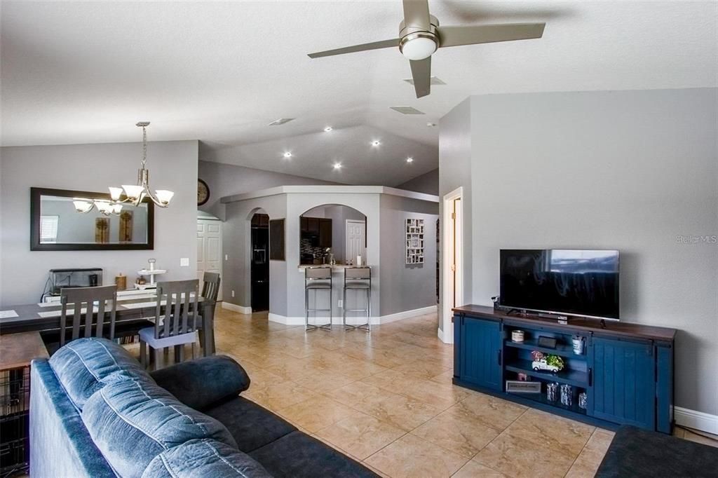 For Sale: $350,000 (3 beds, 2 baths, 1400 Square Feet)