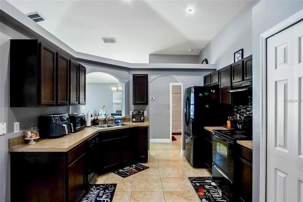 For Sale: $350,000 (3 beds, 2 baths, 1400 Square Feet)