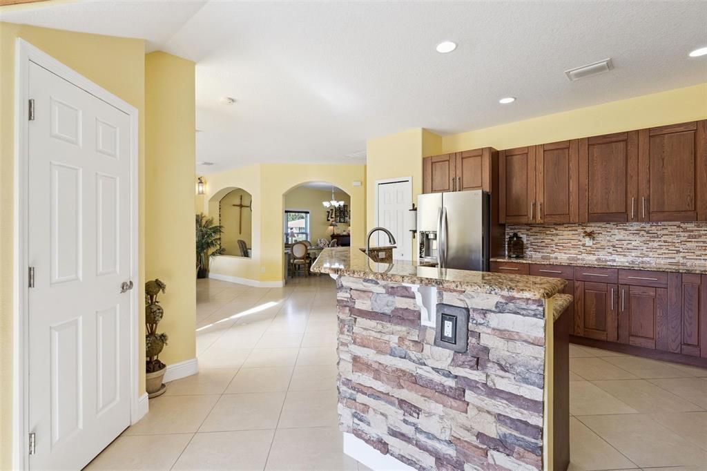 合同活跃: $499,000 (4 贝兹, 2 浴室, 2553 平方英尺)