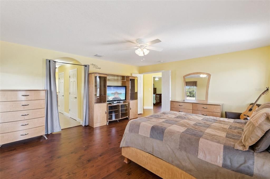 合同活跃: $499,000 (4 贝兹, 2 浴室, 2553 平方英尺)