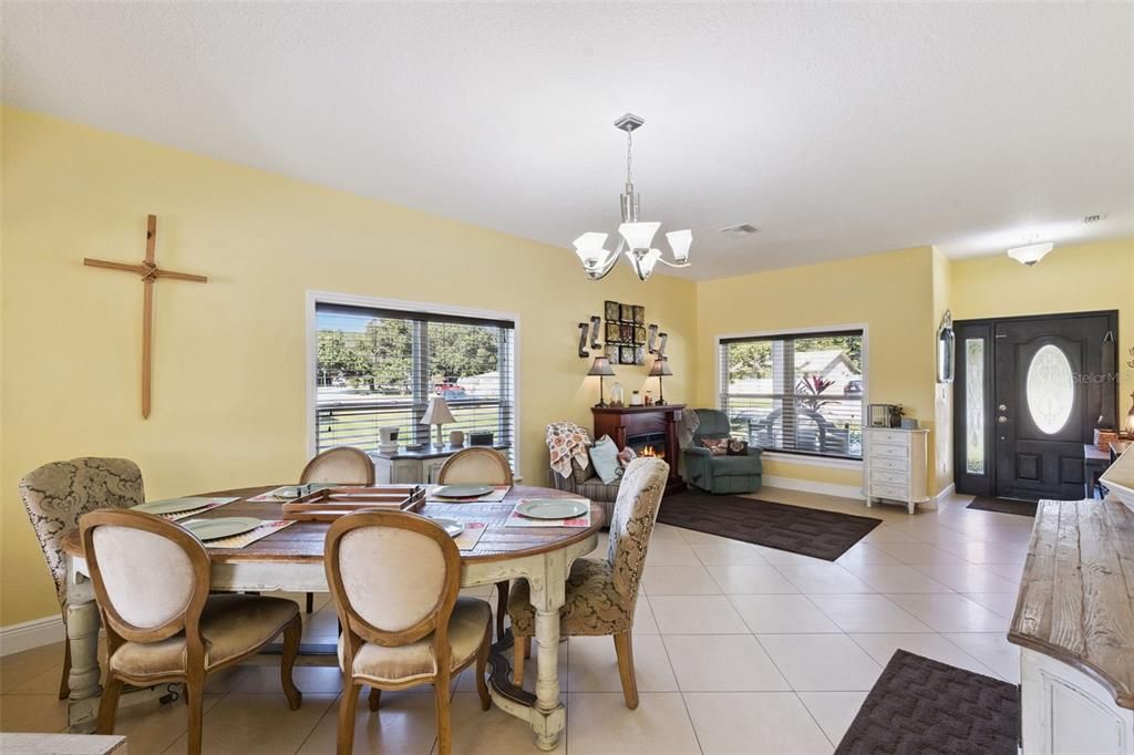 合同活跃: $499,000 (4 贝兹, 2 浴室, 2553 平方英尺)