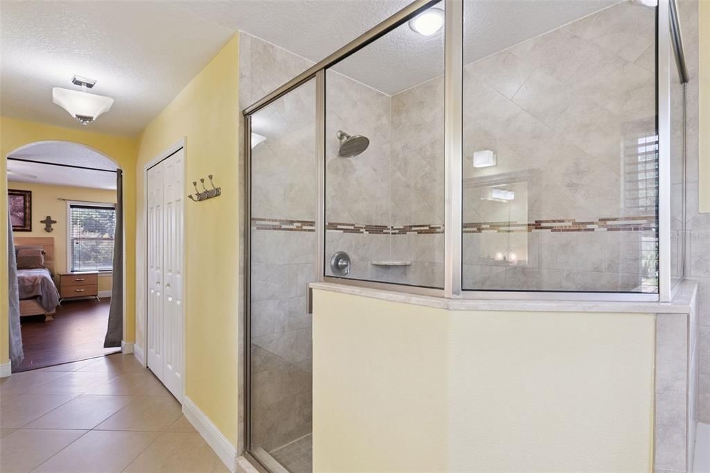 合同活跃: $499,000 (4 贝兹, 2 浴室, 2553 平方英尺)