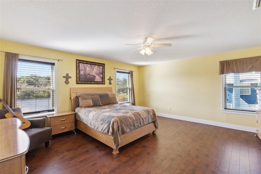 合同活跃: $499,000 (4 贝兹, 2 浴室, 2553 平方英尺)