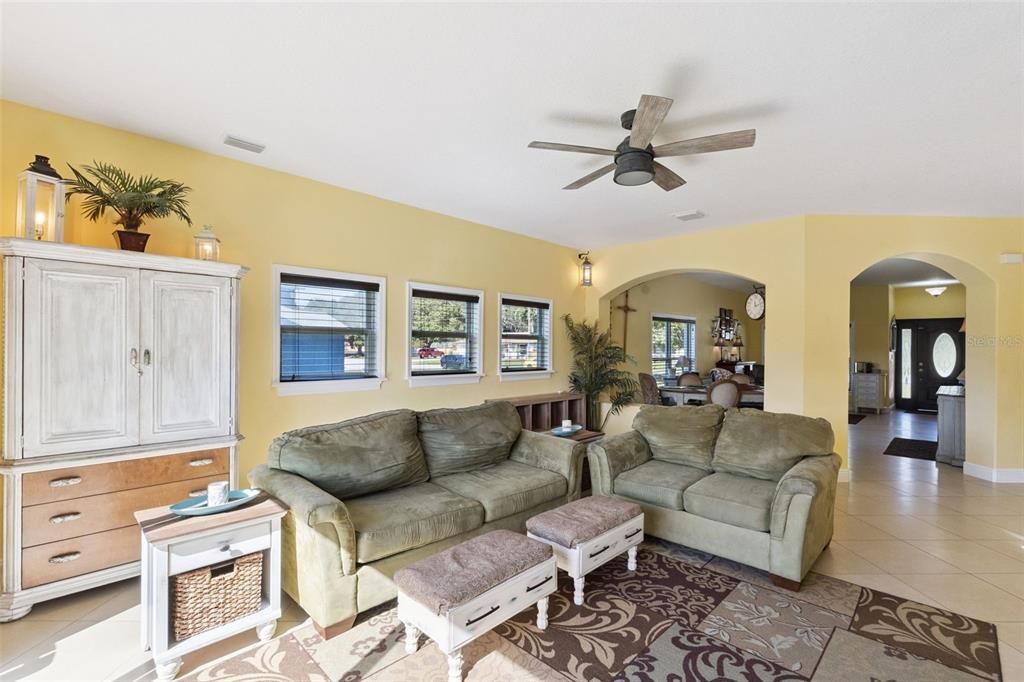 合同活跃: $499,000 (4 贝兹, 2 浴室, 2553 平方英尺)