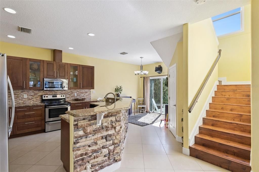 合同活跃: $499,000 (4 贝兹, 2 浴室, 2553 平方英尺)