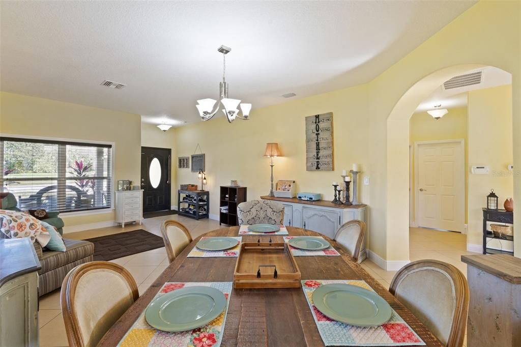 合同活跃: $499,000 (4 贝兹, 2 浴室, 2553 平方英尺)