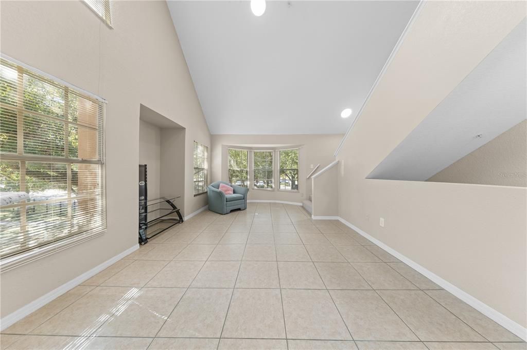 For Sale: $195,000 (1 beds, 1 baths, 991 Square Feet)