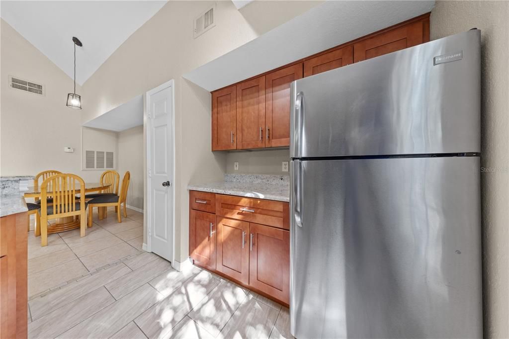 For Sale: $195,000 (1 beds, 1 baths, 991 Square Feet)