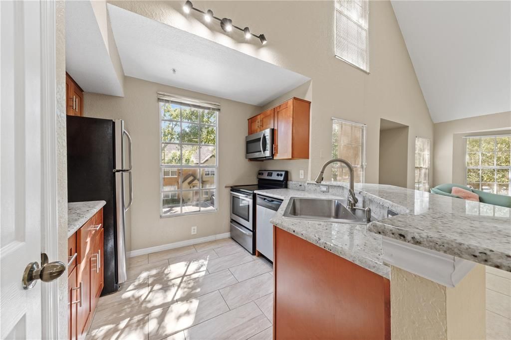 For Sale: $195,000 (1 beds, 1 baths, 991 Square Feet)