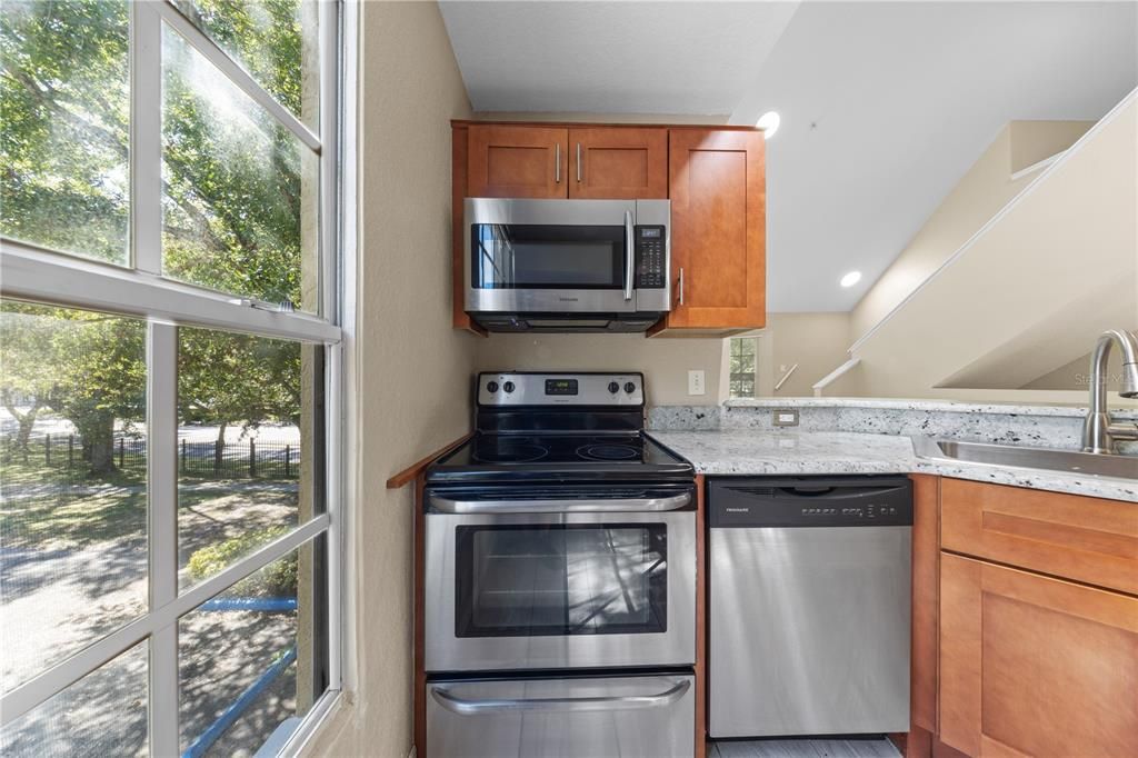 For Sale: $195,000 (1 beds, 1 baths, 991 Square Feet)