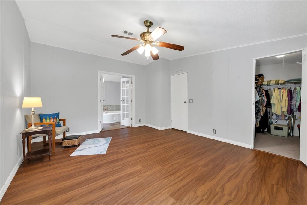 Active With Contract: $215,000 (3 beds, 2 baths, 1620 Square Feet)