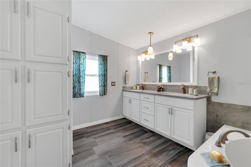 Active With Contract: $215,000 (3 beds, 2 baths, 1620 Square Feet)