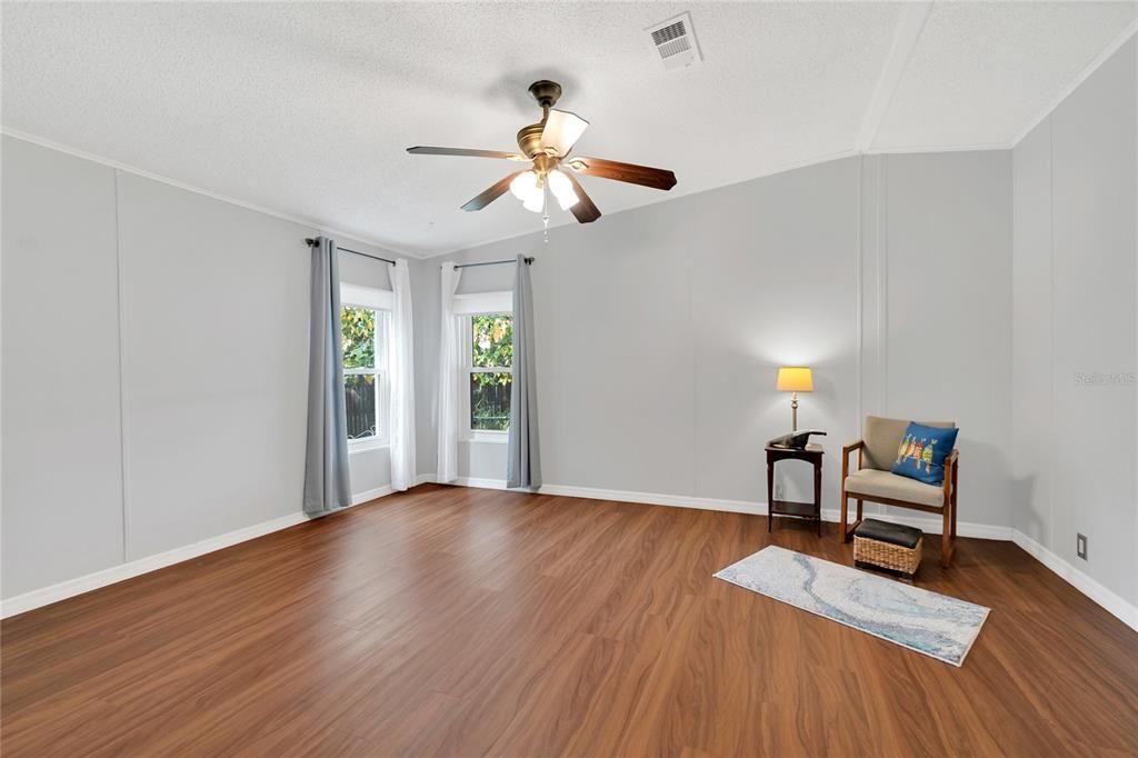 Active With Contract: $215,000 (3 beds, 2 baths, 1620 Square Feet)