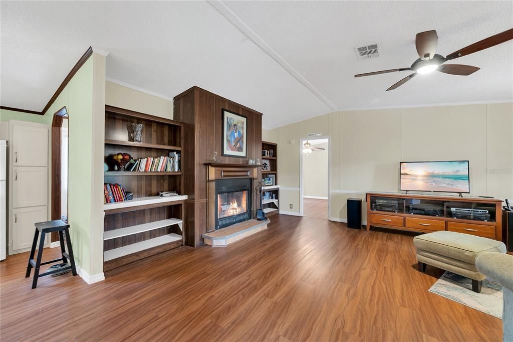 Active With Contract: $215,000 (3 beds, 2 baths, 1620 Square Feet)