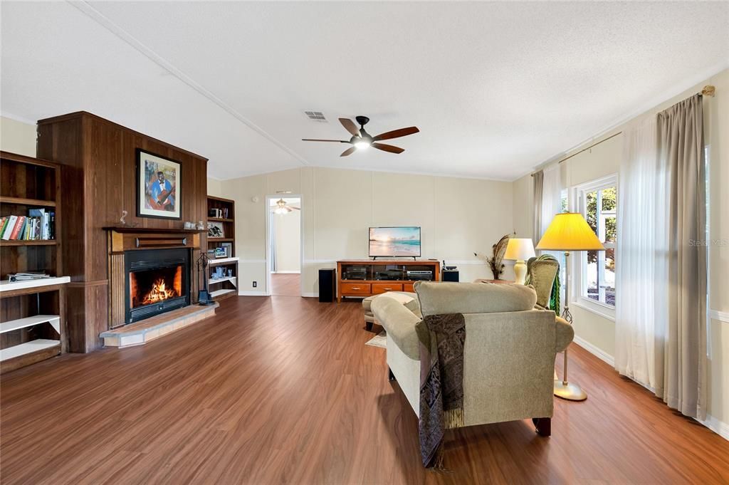 Active With Contract: $215,000 (3 beds, 2 baths, 1620 Square Feet)