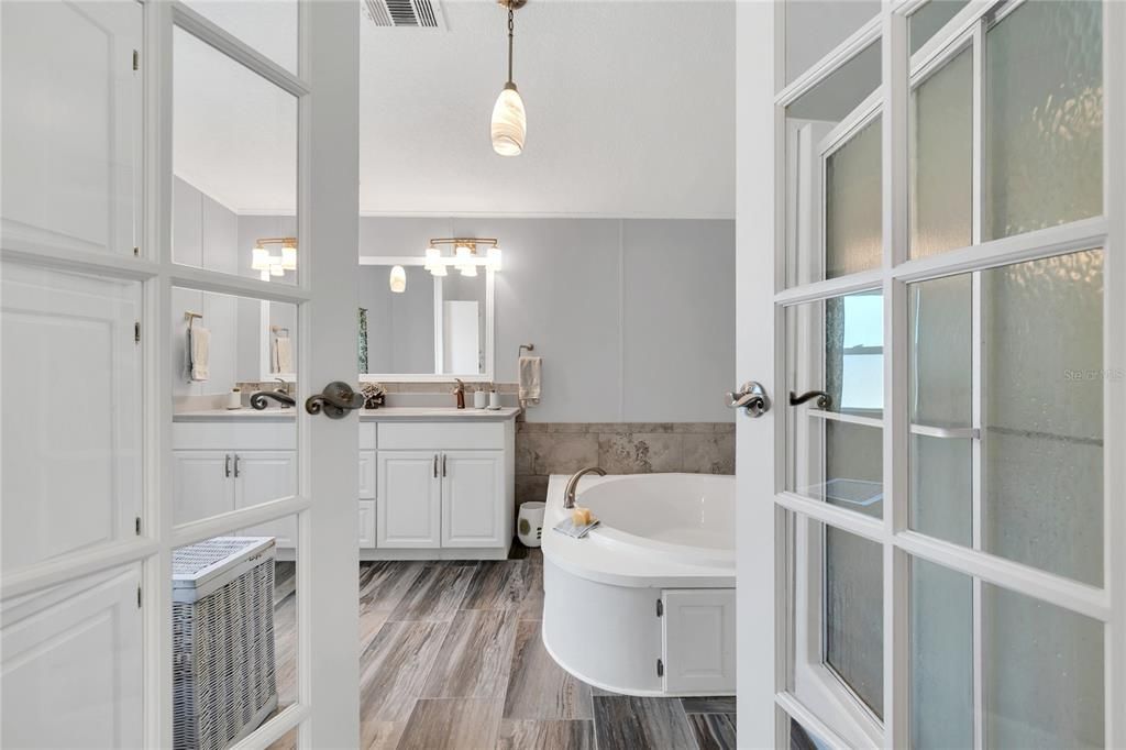 Active With Contract: $215,000 (3 beds, 2 baths, 1620 Square Feet)