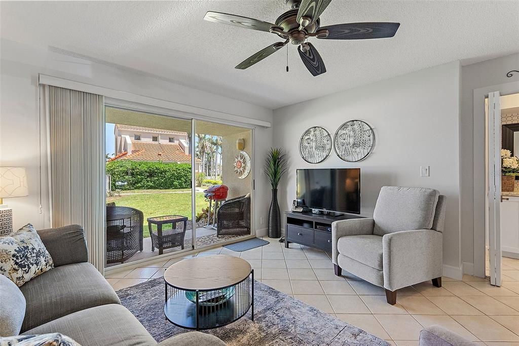 待售: $425,000 (2 贝兹, 2 浴室, 1075 平方英尺)