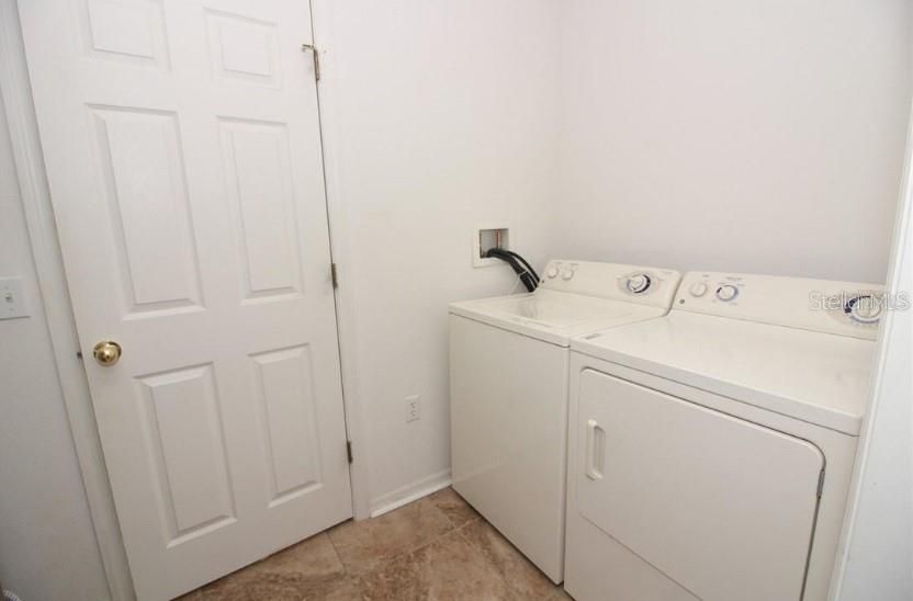 На продажу: $319,000 (4 спален, 2 ванн, 1874 Квадратных фут)