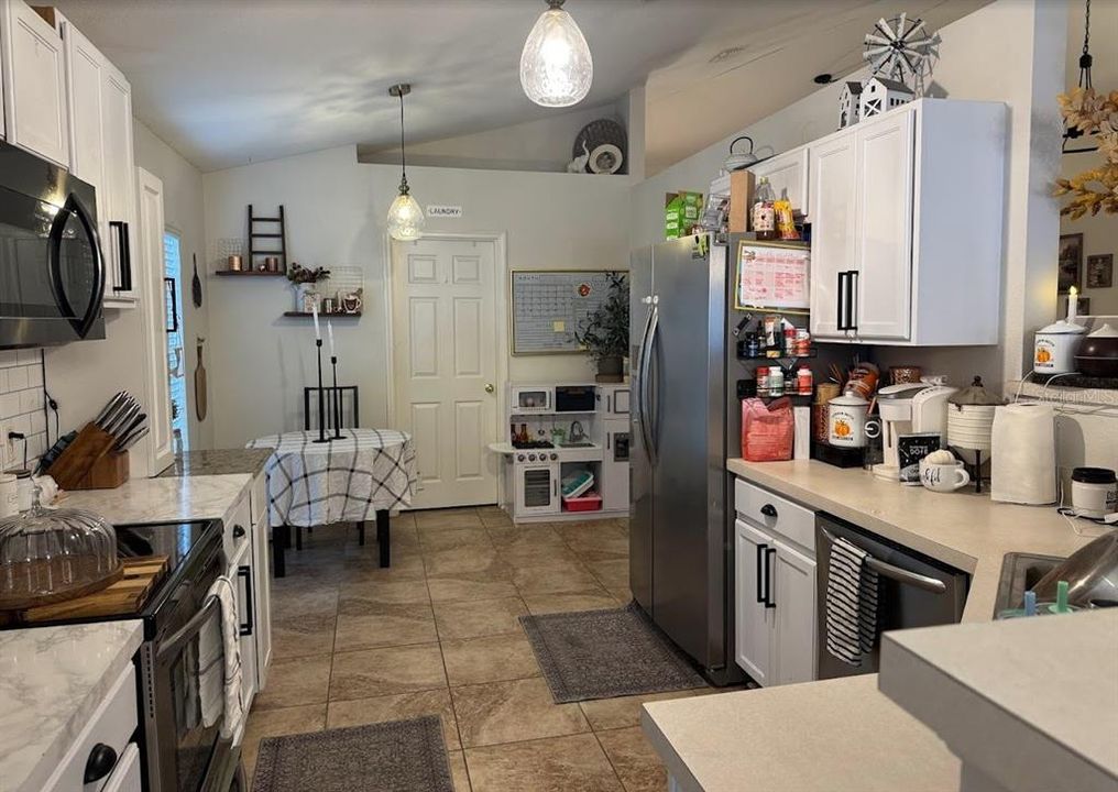 На продажу: $319,000 (4 спален, 2 ванн, 1874 Квадратных фут)