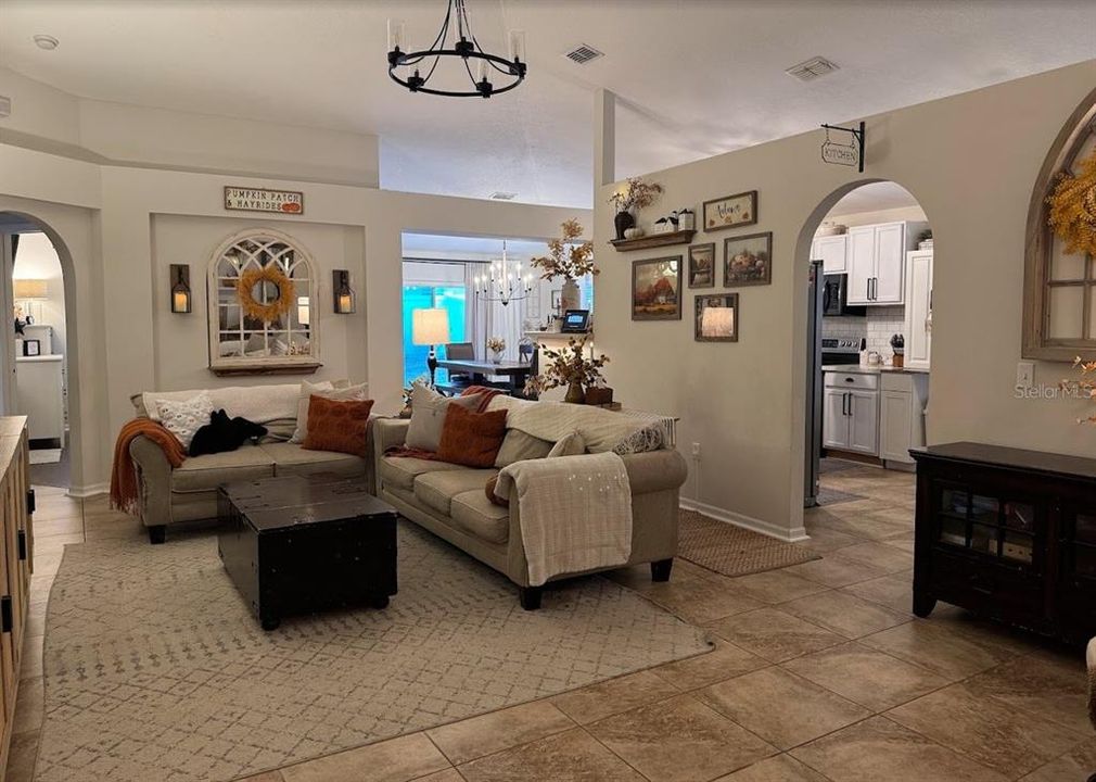 На продажу: $319,000 (4 спален, 2 ванн, 1874 Квадратных фут)