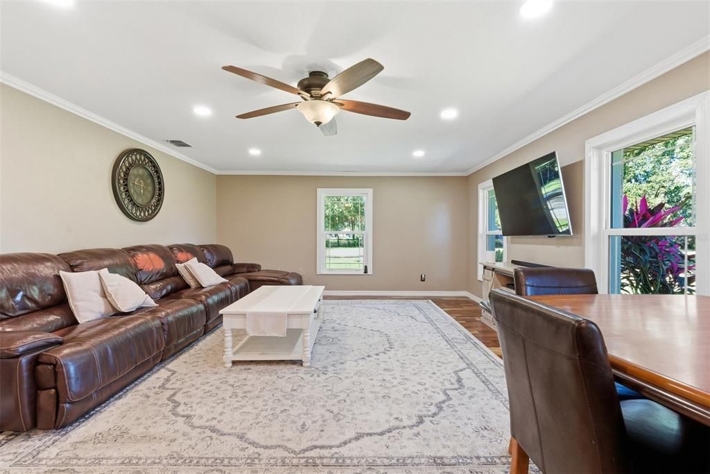 En Venta: $796,000 (3 camas, 3 baños, 2390 Pies cuadrados)