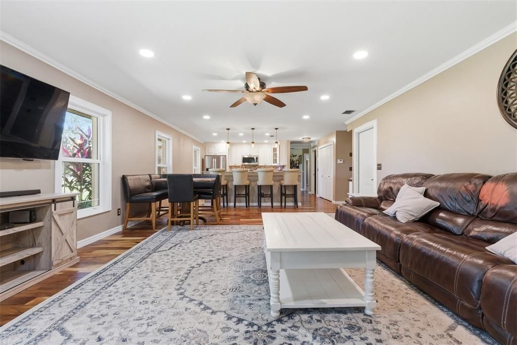 En Venta: $796,000 (3 camas, 3 baños, 2390 Pies cuadrados)