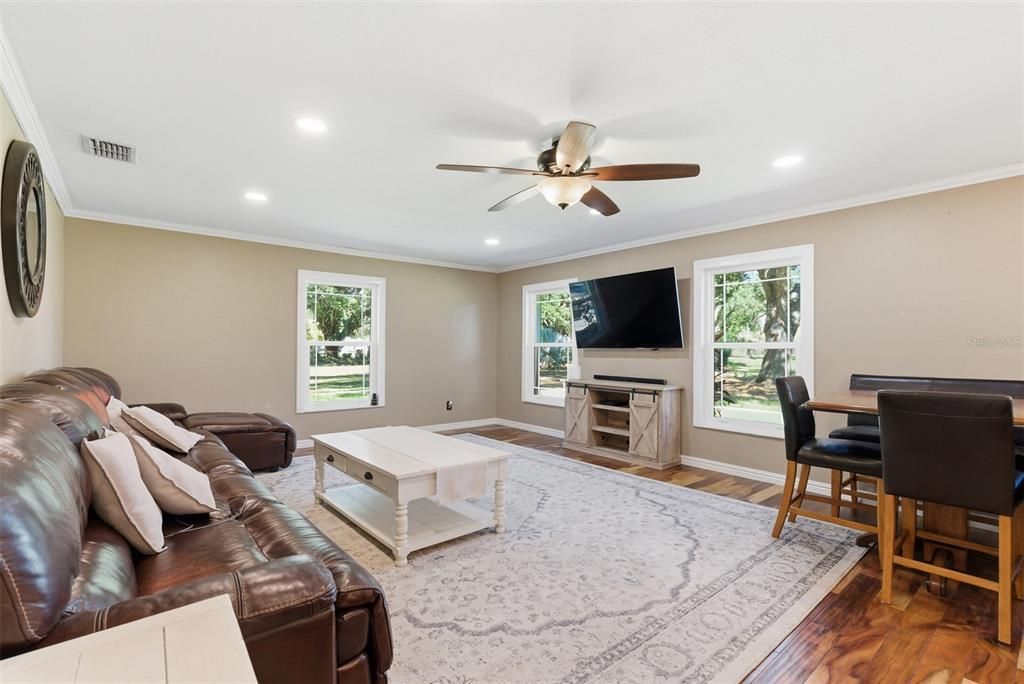 En Venta: $796,000 (3 camas, 3 baños, 2390 Pies cuadrados)