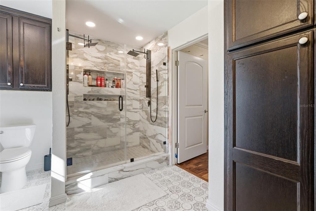 En Venta: $796,000 (3 camas, 3 baños, 2390 Pies cuadrados)