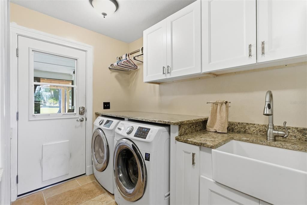 En Venta: $796,000 (3 camas, 3 baños, 2390 Pies cuadrados)