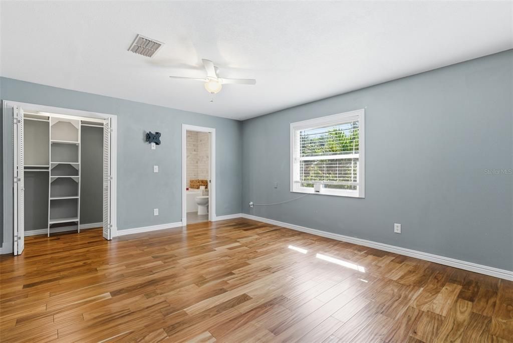 En Venta: $796,000 (3 camas, 3 baños, 2390 Pies cuadrados)