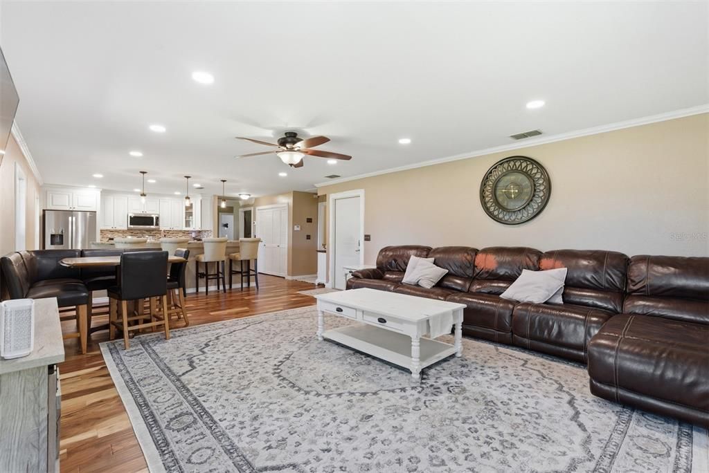 En Venta: $796,000 (3 camas, 3 baños, 2390 Pies cuadrados)