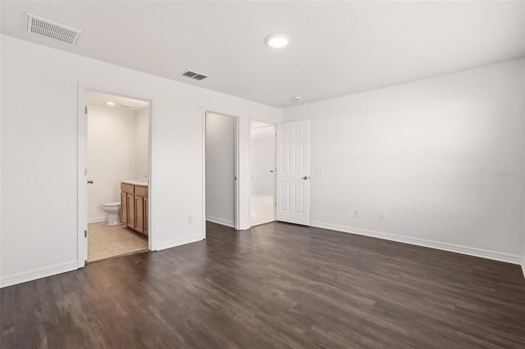 合同活跃: $279,900 (3 贝兹, 2 浴室, 1280 平方英尺)