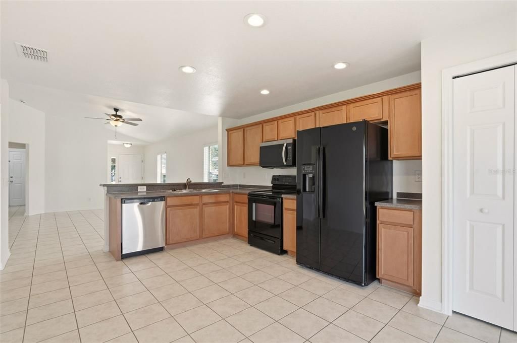 合同活跃: $279,900 (3 贝兹, 2 浴室, 1280 平方英尺)