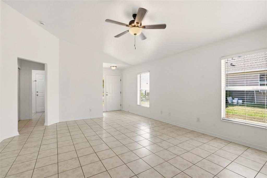 合同活跃: $279,900 (3 贝兹, 2 浴室, 1280 平方英尺)