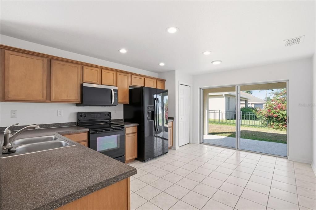 合同活跃: $279,900 (3 贝兹, 2 浴室, 1280 平方英尺)