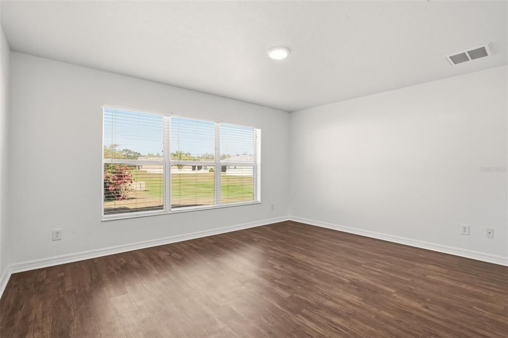 合同活跃: $279,900 (3 贝兹, 2 浴室, 1280 平方英尺)