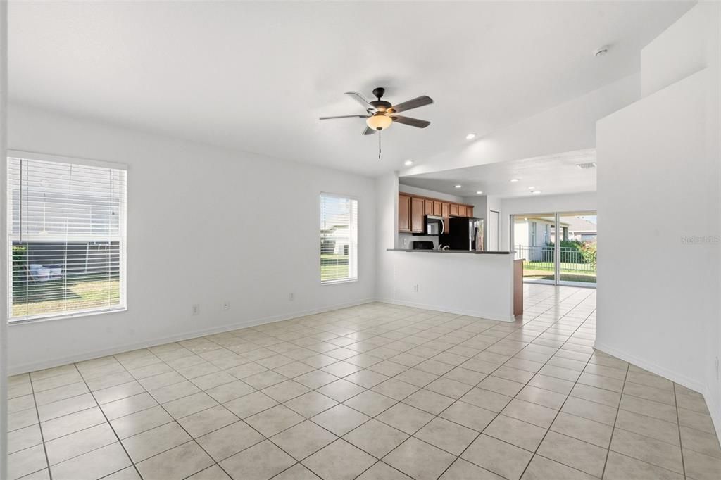 合同活跃: $279,900 (3 贝兹, 2 浴室, 1280 平方英尺)