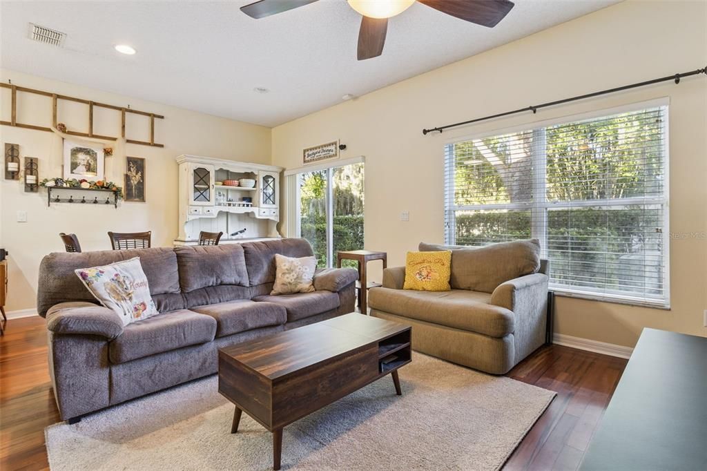 合同活跃: $271,990 (2 贝兹, 2 浴室, 1124 平方英尺)