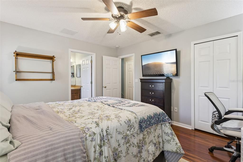 合同活跃: $271,990 (2 贝兹, 2 浴室, 1124 平方英尺)