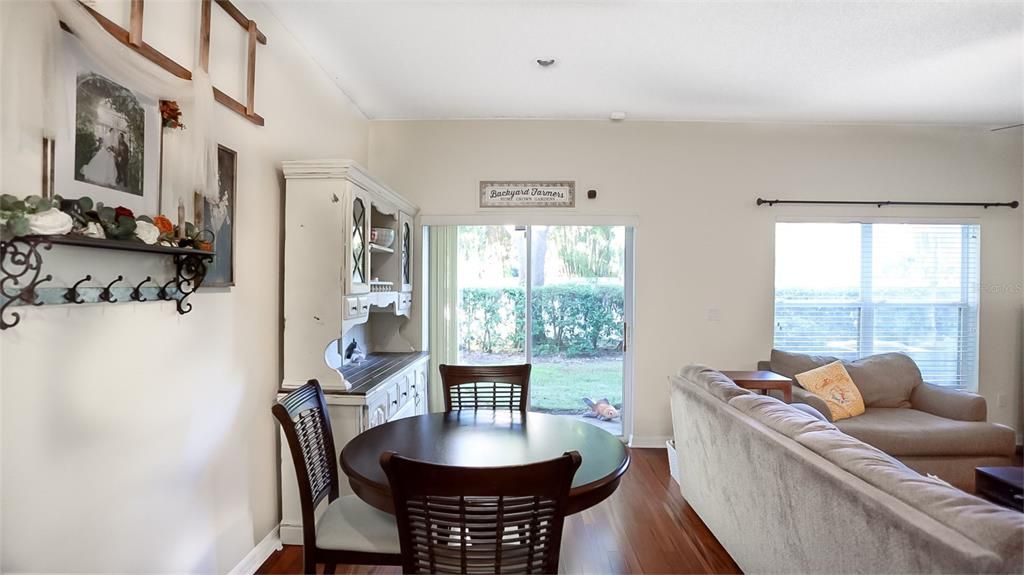 合同活跃: $271,990 (2 贝兹, 2 浴室, 1124 平方英尺)