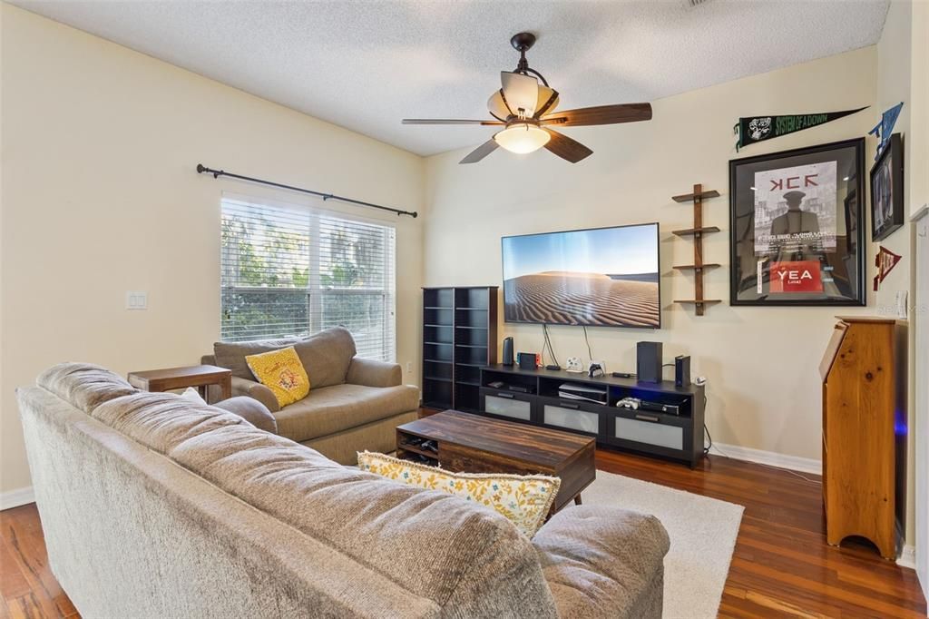 合同活跃: $271,990 (2 贝兹, 2 浴室, 1124 平方英尺)