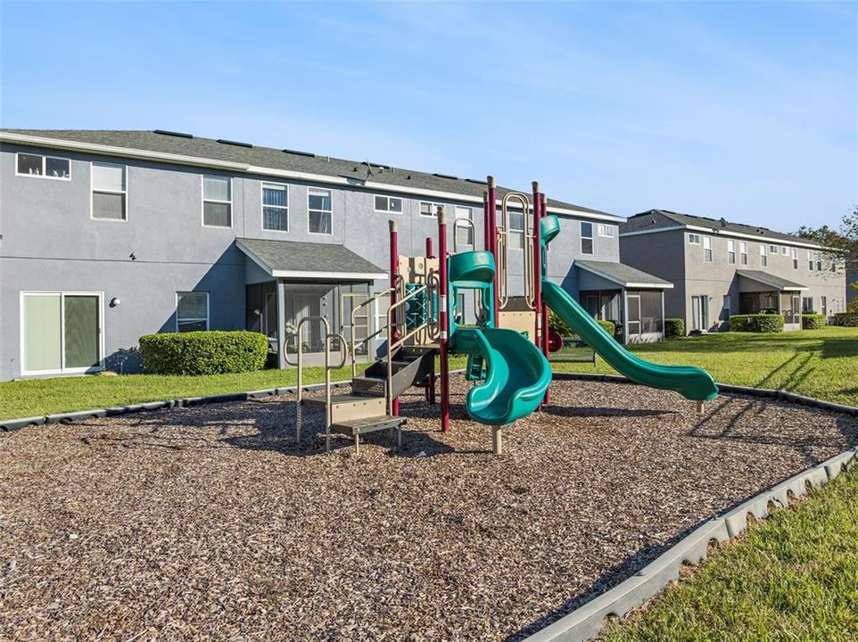 合同活跃: $271,990 (2 贝兹, 2 浴室, 1124 平方英尺)